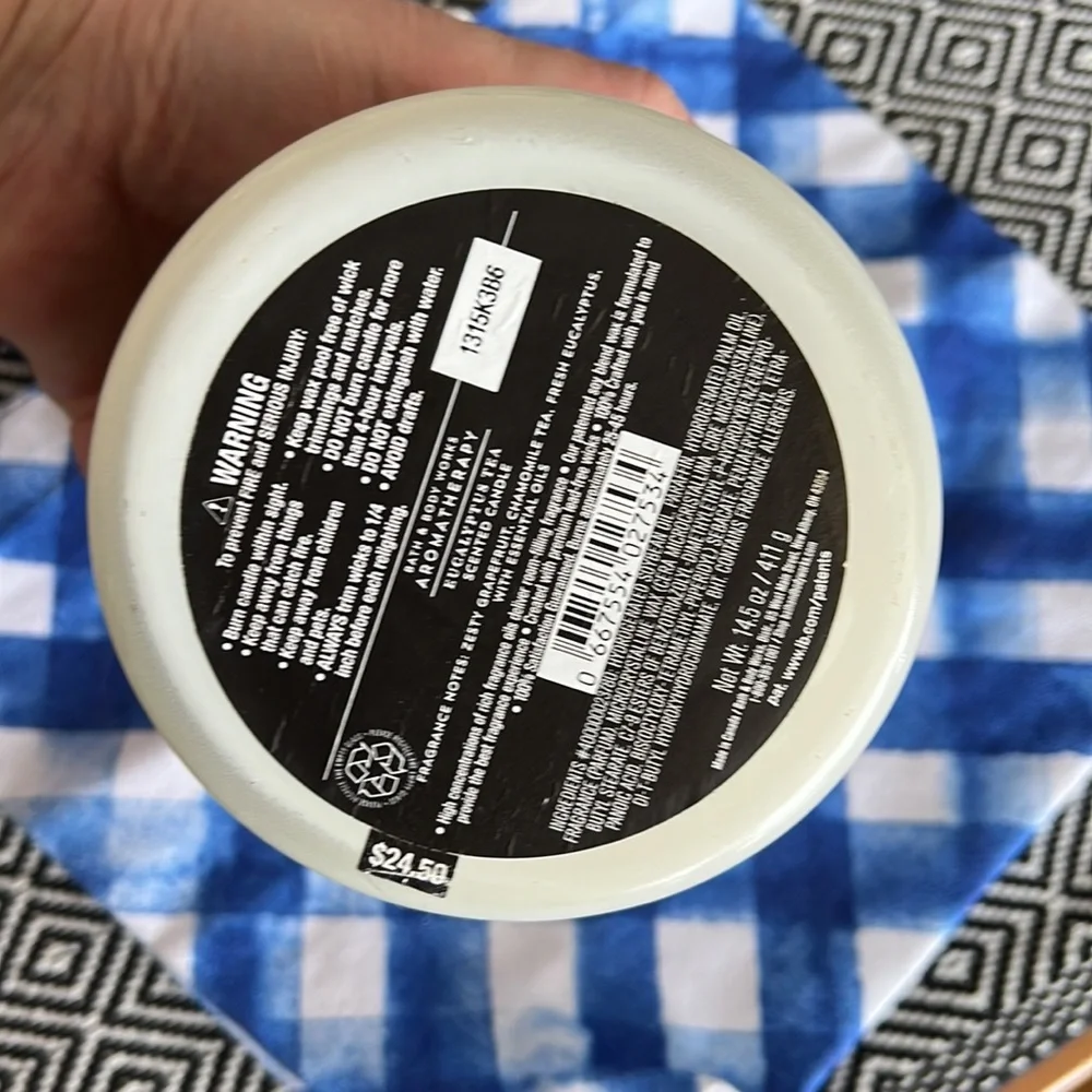 Bath & Bodywork’s stress relief candle with gift bag - Picture 6 of 6